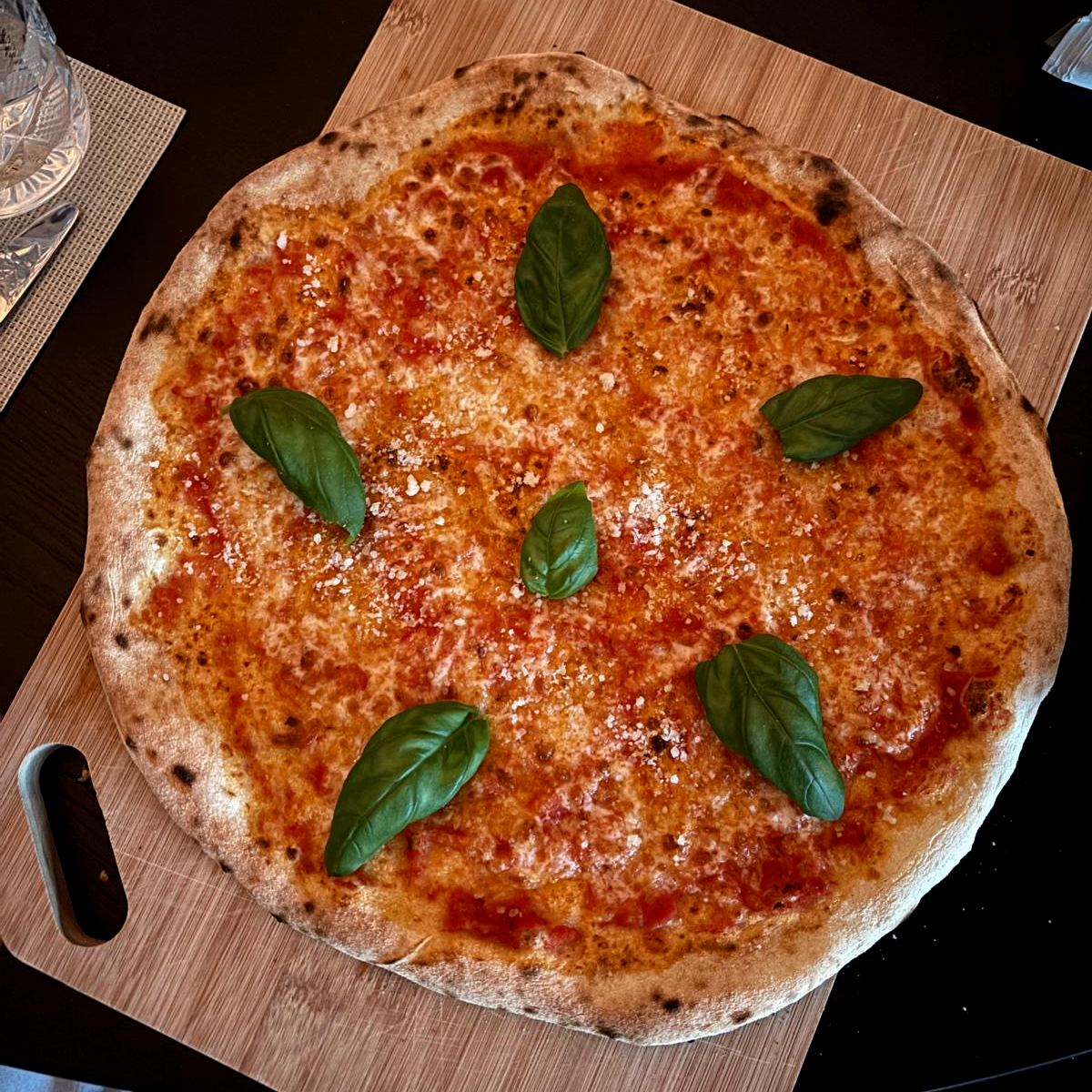 Vers gebakken margherita pizza uit de oven van Ons Deegske